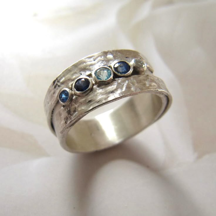 Anello Argentato con Pietre Blu Incastonate