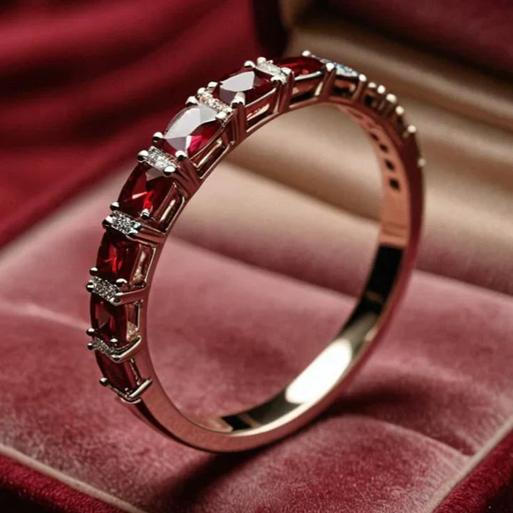 Anello d'Oro con Incastonature di Cristallo Rosso