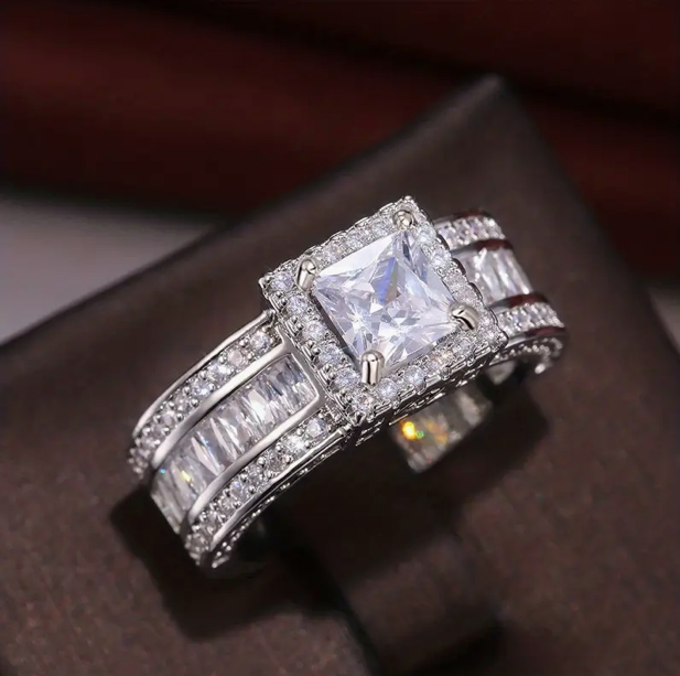 Anello Halo con Diamanti e Zirconi