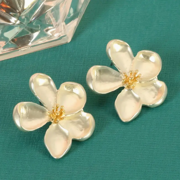 Orecchino a Fiore Dorato Design Vintage