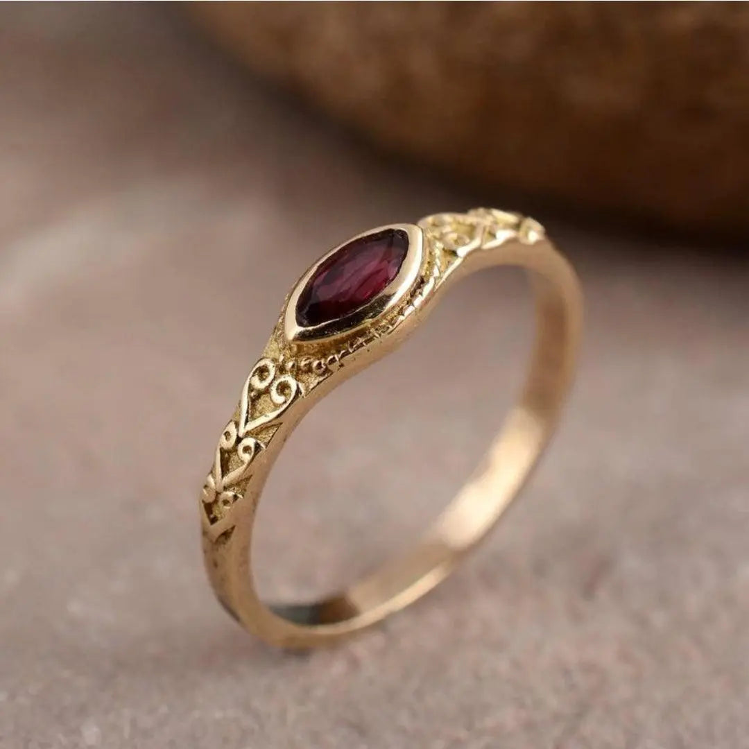 Anello vintage dorato con cristallo rosso
