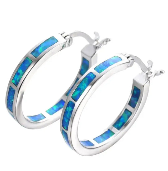 Eleganti orecchini a cerchio con opale di fuoco blu