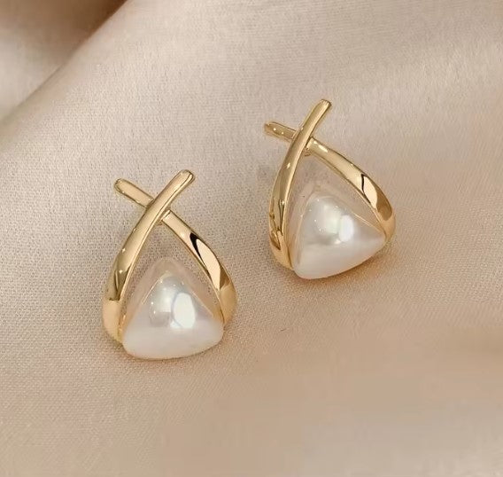 Orecchini pendenti vintage a croce e triangolo con perle