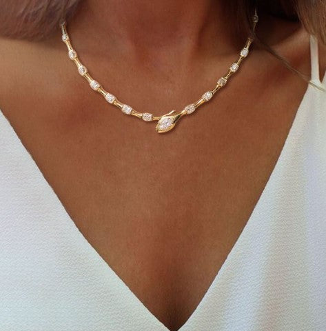 Collana Lussuosa con Zaffiro Bianco Taglio Pera Serpente Dorato