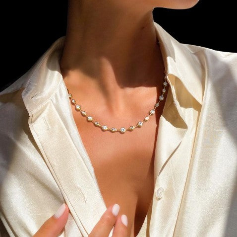 Collana Classica con Zaffiro Bianco Rotondo e Marquise in Oro