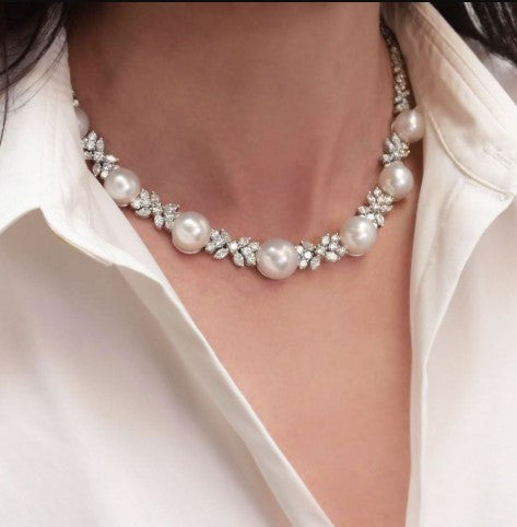 Collana Elegante a Grappolo con Perla Rotonda e Zaffiro