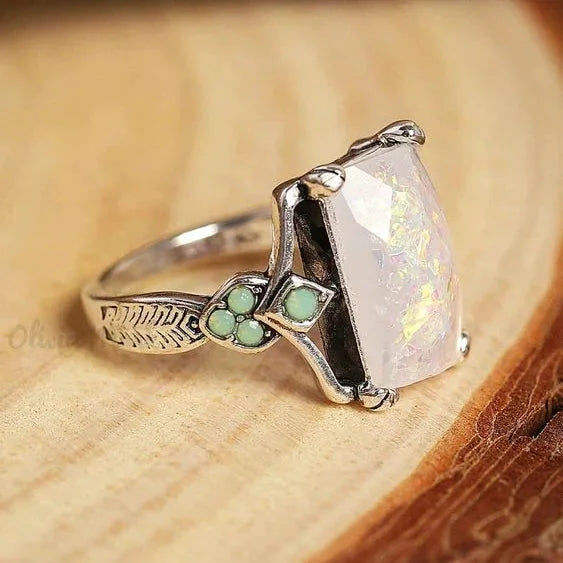 Anello d'Argento con Opale Bianco Vintage