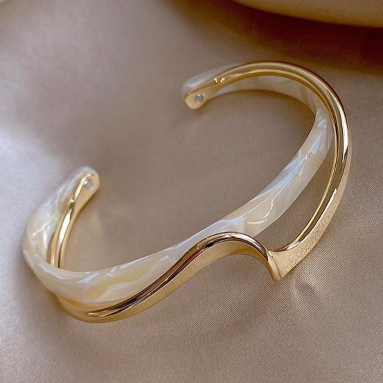 Adriana - Bracciale elegante con opale bianco e placcatura oro