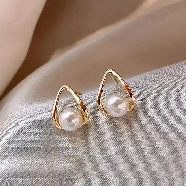 Orecchini triangolari traforati con eleganti perle