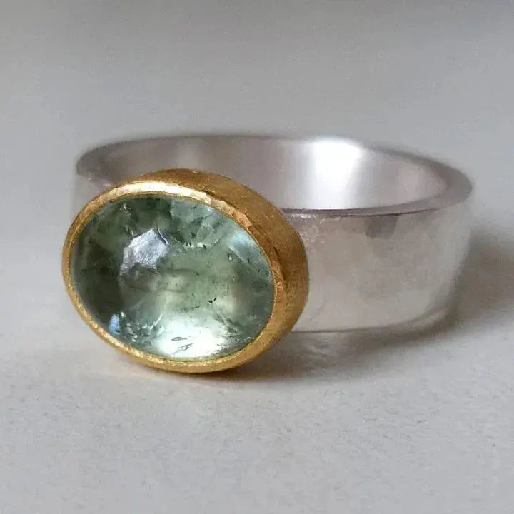 Anello verde con pietra tondeggiante, vintage
