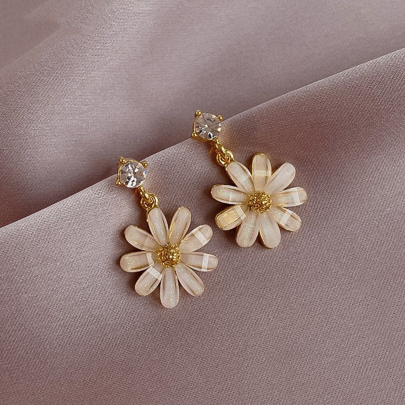 Orecchini a margherita con perle placcate oro 18 carati