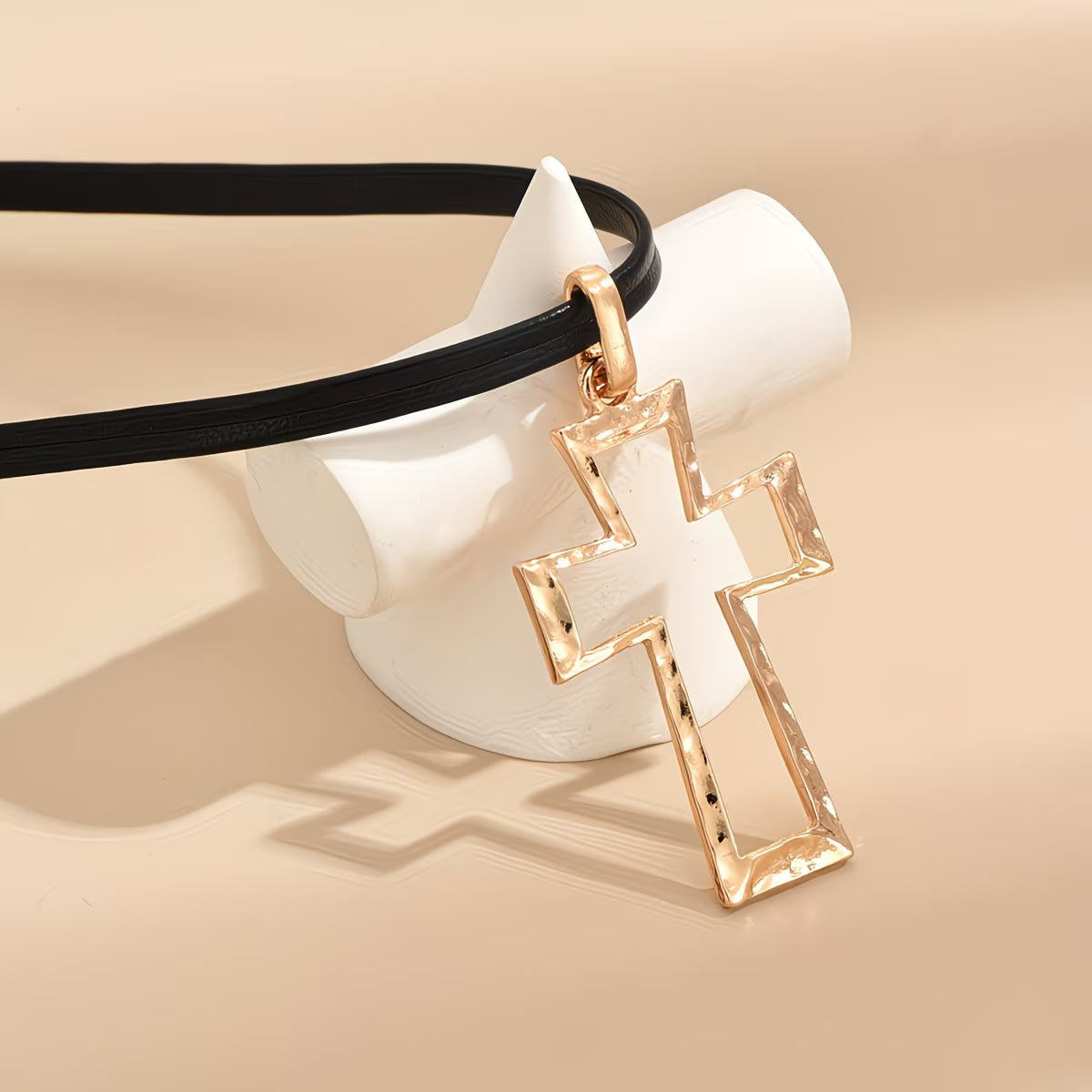 Collana con ciondolo croce e cordoncino