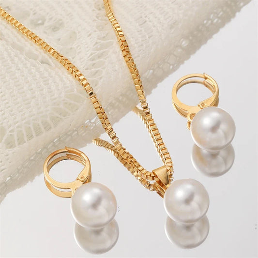 Collana con Ciondolo di Perla e Orecchini Coordinati Dorato