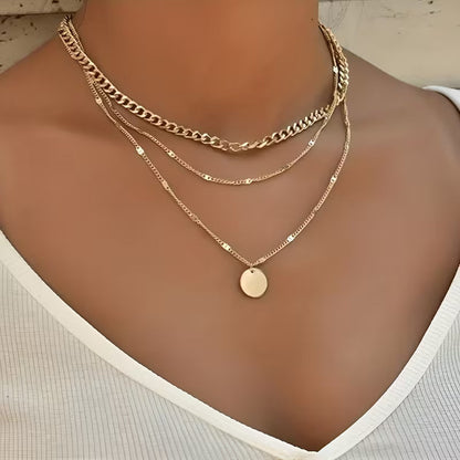 Collana elegante multistrato con ciondolo rotondo