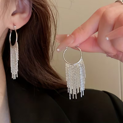 Eleganti orecchini con nappa e catena brillante