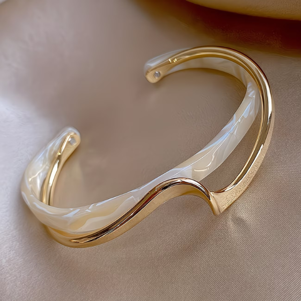 Bracciale minimalista dorato a forma d'onda