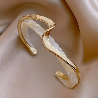 Bracciale minimalista dorato a forma d'onda