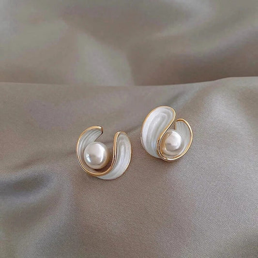 Orecchini di lusso in oro con opale bianco e perle