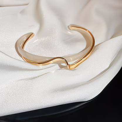 Bracciale minimalista dorato a forma d'onda