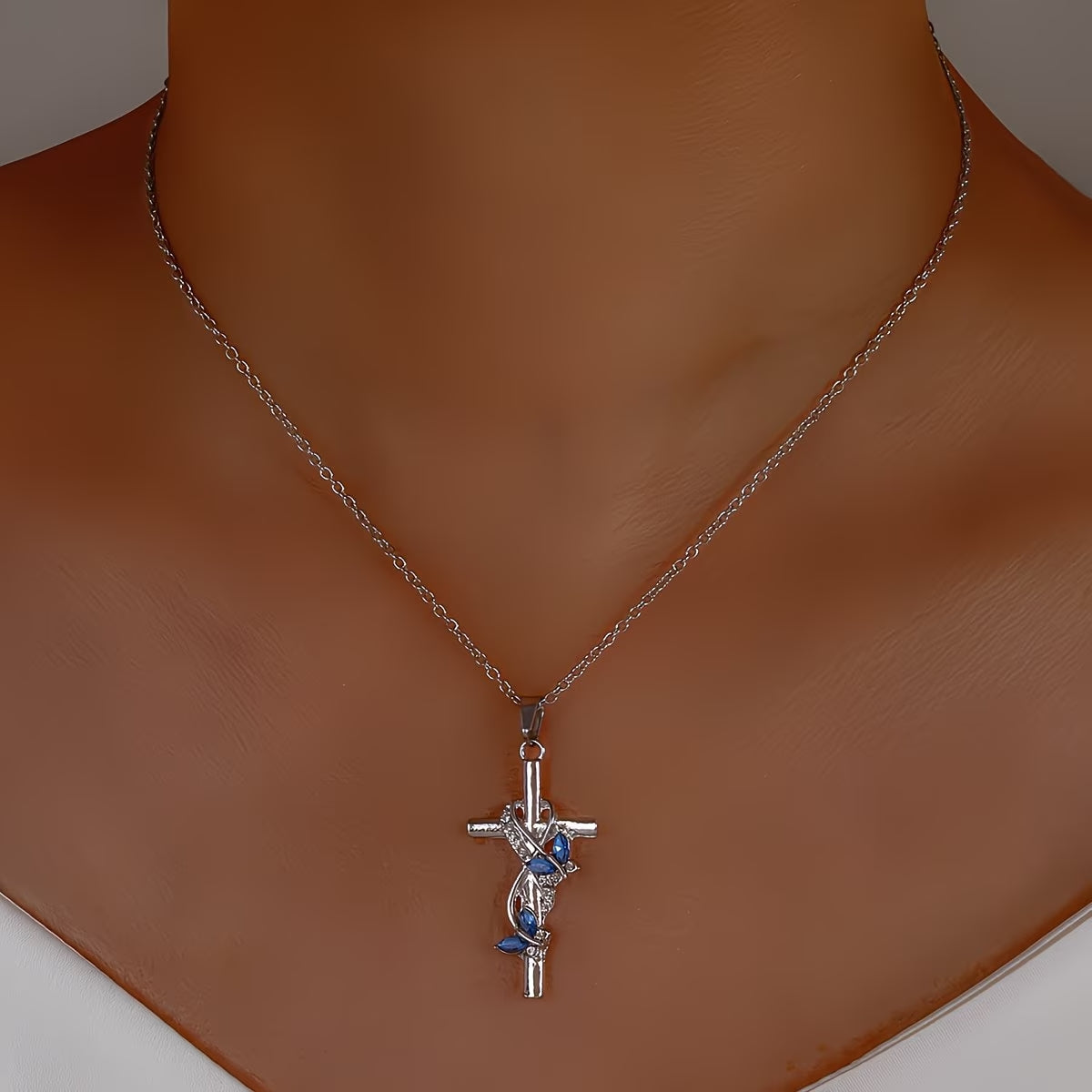 Collana con ciondolo croce farfalla