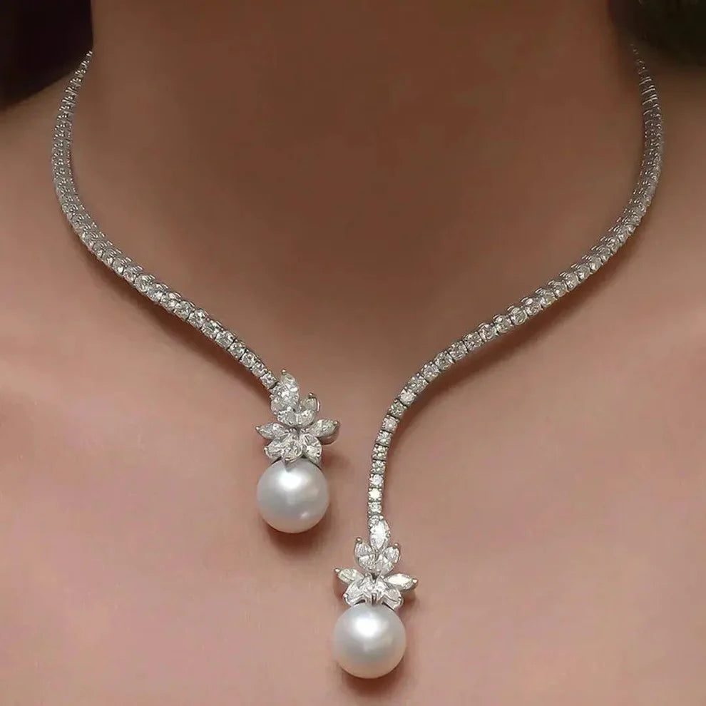 Collana con Perla Rotonda e Zaffiro a Disegno Aperto