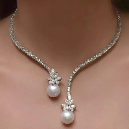 Collana con Perla Rotonda e Zaffiro a Disegno Aperto