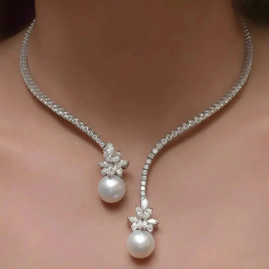 Collana con Perla Rotonda e Zaffiro a Disegno Aperto