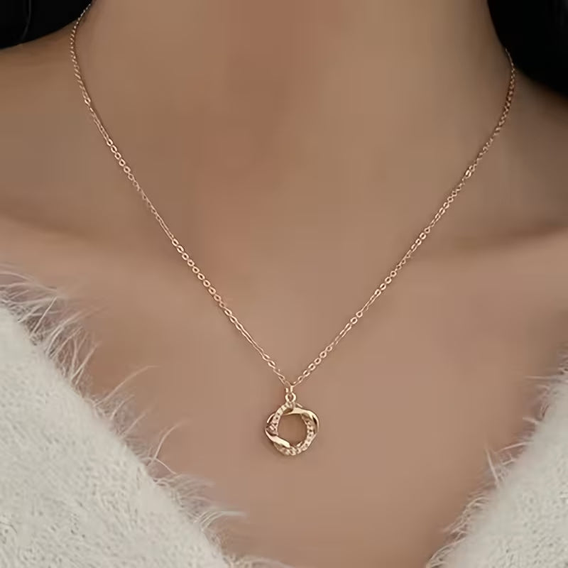 Collana elegante dorata con ciondolo