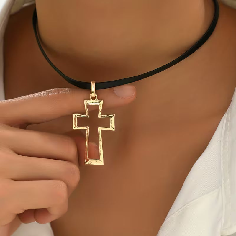 Collana con ciondolo croce e cordoncino