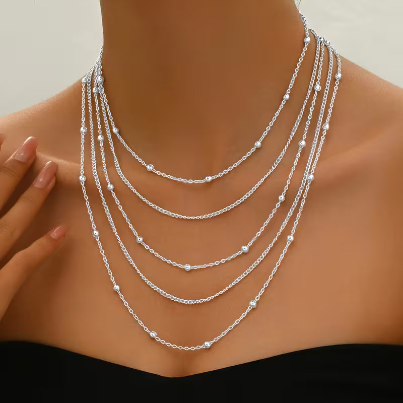Collana a catena multistrato con eleganti nappe