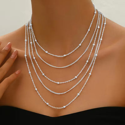 Collana a catena multistrato con eleganti nappe