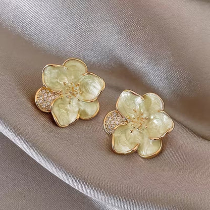 Eleganti orecchini moderni a forma di fiore