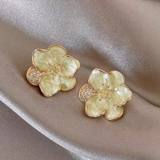 Eleganti orecchini moderni a forma di fiore