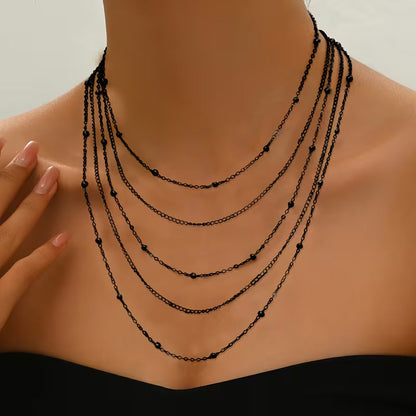 Collana a catena multistrato con eleganti nappe