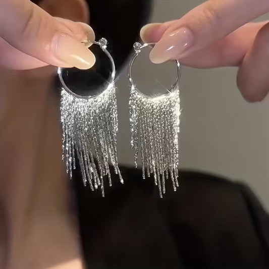 Eleganti orecchini con nappa e catena brillante