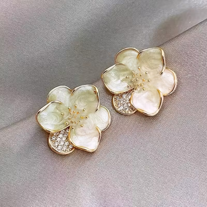 Eleganti orecchini moderni a forma di fiore