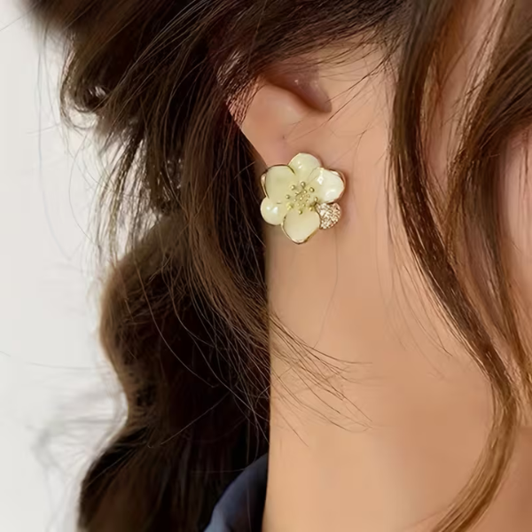Eleganti orecchini moderni a forma di fiore