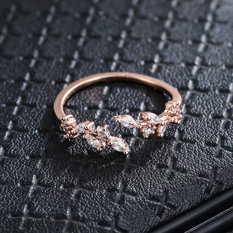 Anello elegante regolabile con zircone