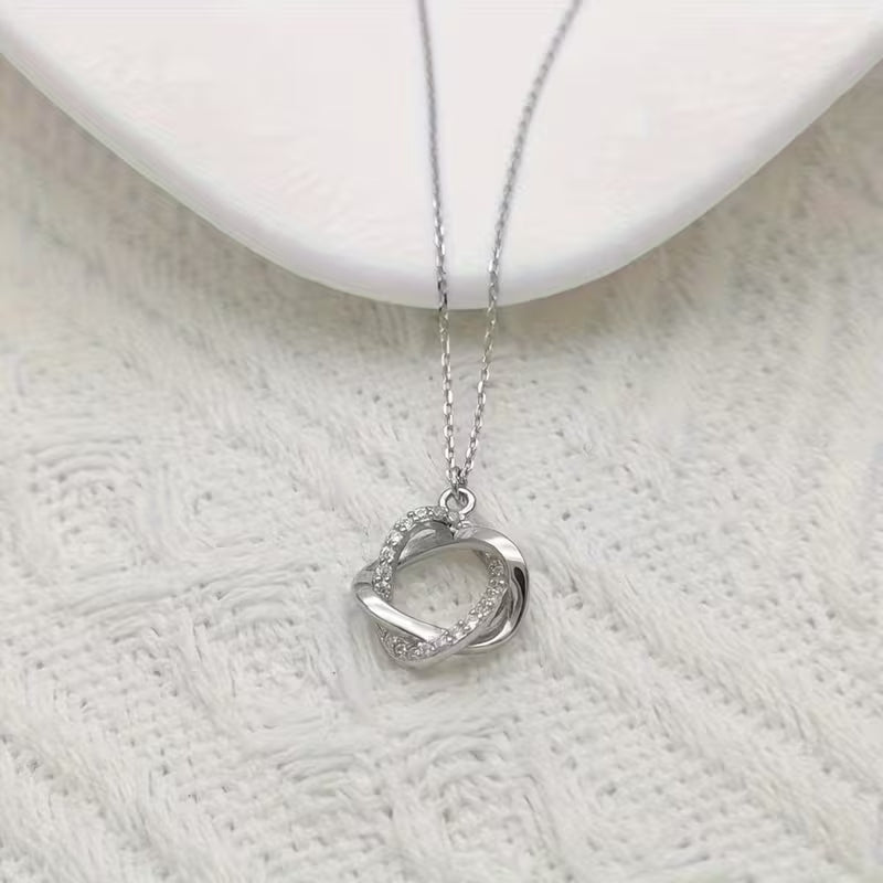 Collana elegante dorata con ciondolo