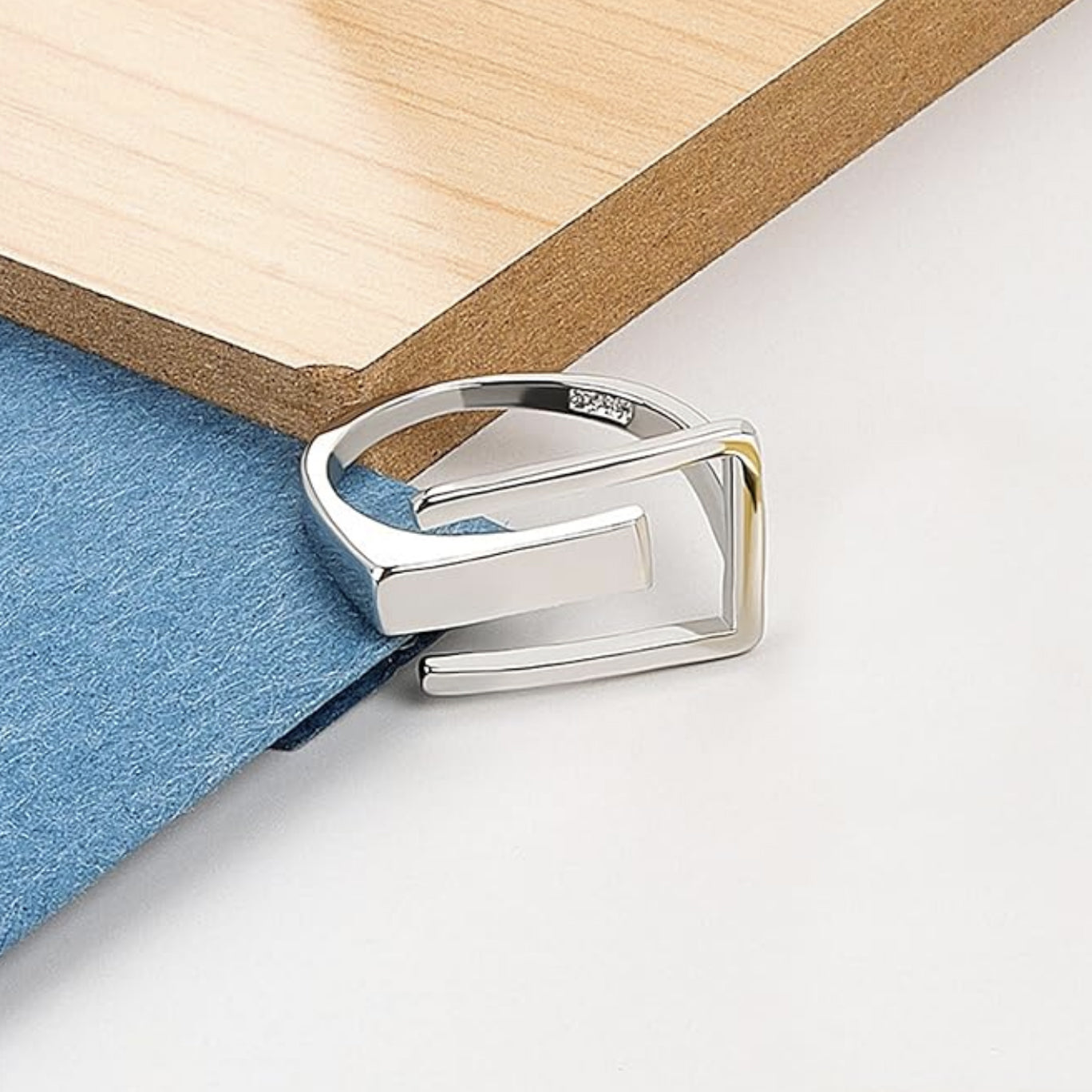 Anello modernista regolabile color argento per donna