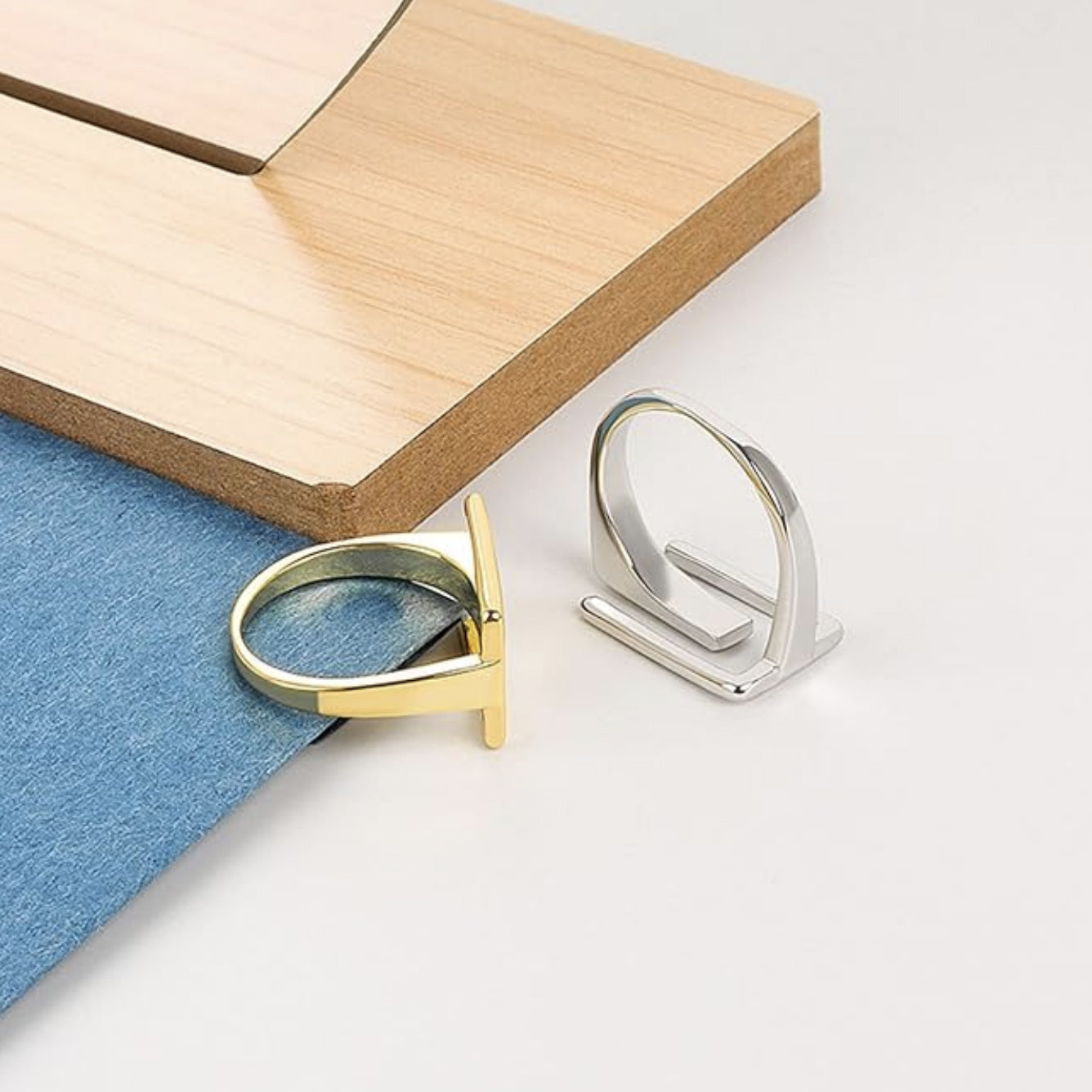 Anello modernista regolabile color argento per donna