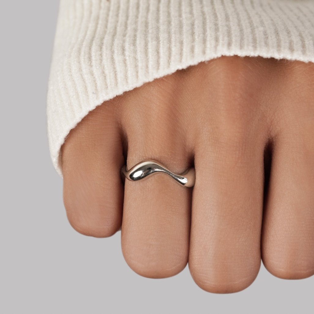 Anello minimalista onde