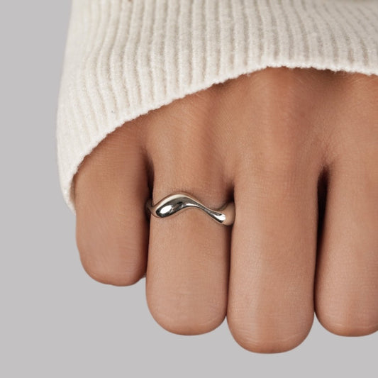 Anello minimalista onde