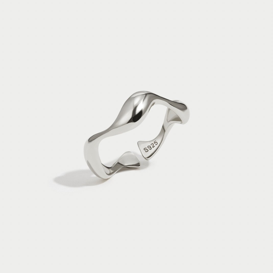 Anello minimalista onde