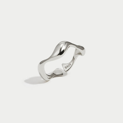 Anello minimalista onde