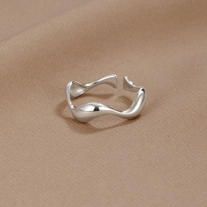 Anello minimalista onde