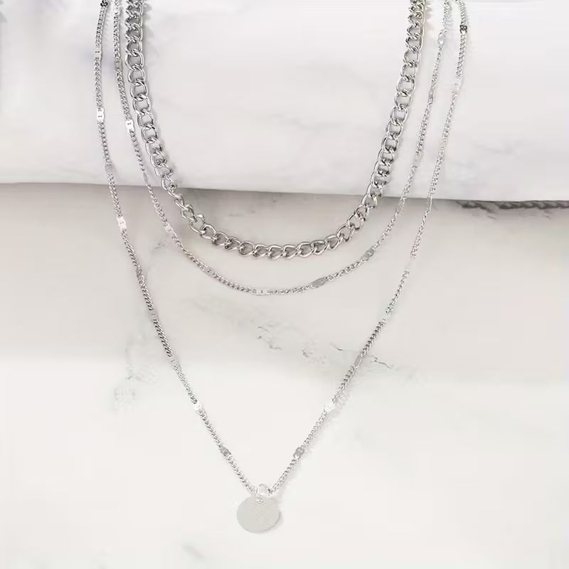 Collana elegante multistrato con ciondolo rotondo