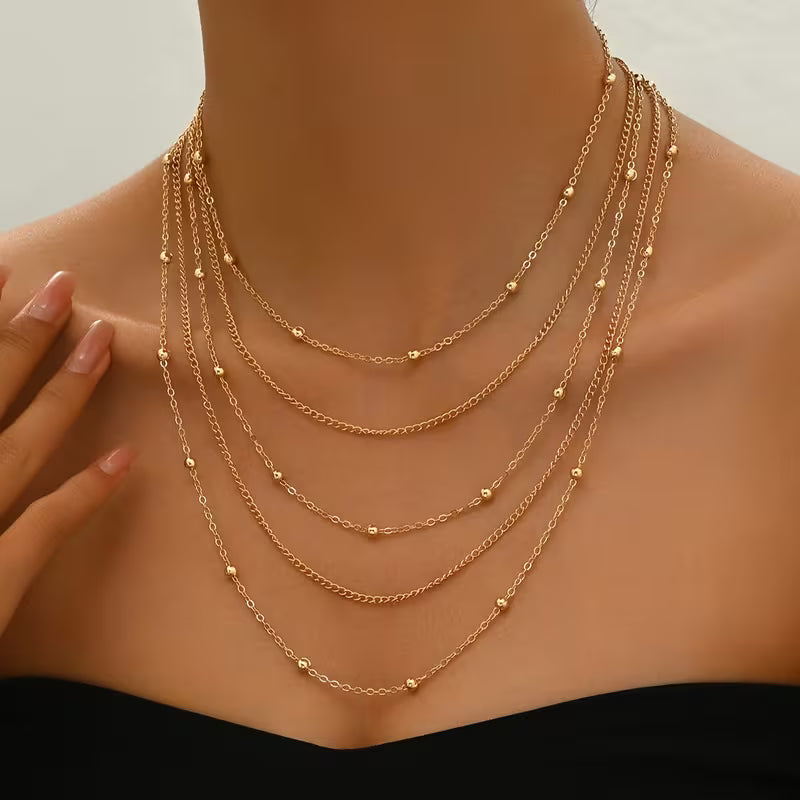 Collana a catena multistrato con eleganti nappe