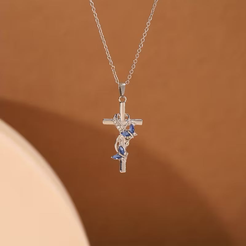 Collana con ciondolo croce farfalla