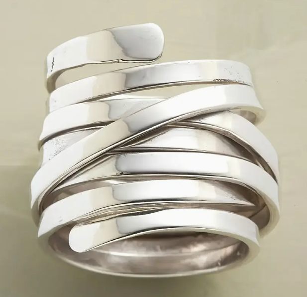 Anello vintage con design a vortice